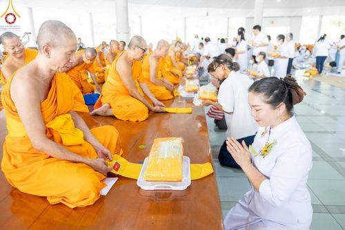 ภาพ No.122923:พิธีสวดพระพุทธมนต์ พิธีทอดผ้าบังสุกุล และพิธีถวายภัตตาหาร เป็นสังฆทานแด่พระภิกษุ สามเณร เนื่องในวันมหาปูชนียาจารย์ วันเสาร์ที่ 3 กุมภาพันธ์ พ.ศ. 2567 ณ หอฉันคุณยายอาจารย์ฯ วัดพระธรรมกาย