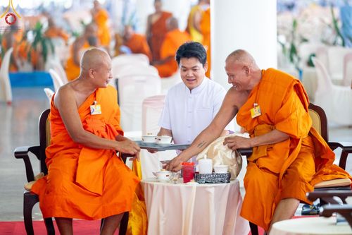 ภาพ No.60372:การต้อนรับพระสังฆาธิการ 10,000 กว่าวัดทั่วประเทศ พิธีมอบปัจจัยช่วยเหลือครู 4 จังหวัดชายแดนภาคใต้ พิธีปฏิบัติธรรม ในวันคุ้มครองโลก วันจันทร์ที่ 22 เมษายน พ.ศ.2567 ณ วัดพระธรรมกาย จ.ปทุมธานี