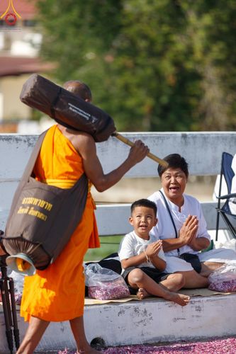 ภาพ No.193313:พิธีต้อนรับพระธรรมยาตรา ณ อนุสรณ์สถาน สถานที่เกิดในเพศสมณะ วัดสองพี่น้อง อำเภอสองพี่น้อง จังหวัดสุพรรณบุรี ในโครงการธรรมยาตรา กตัญญูบูชา มหาปูชนียาจารย์ พระมงคลเทพมุนี(สด จนฺทสโร) พระผู้ปราบมาร อนุสรณ์สถาน 7 แห่ง ปีที่ 13 วันที่ 11 มกราคม พ.ศ. 2568