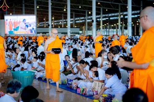 ภาพ No.151054:พิธีตักบาตร ในวันอาทิตย์ต้นเดือน วันที่ 1 กันยายน พ.ศ. 2567 ณ สภาธรรมกายสากล วัดพระธรรมกาย