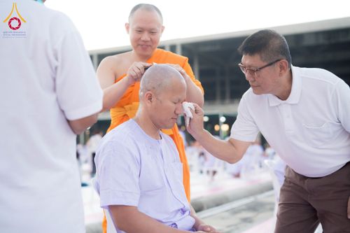 ภาพ No.274805:วันอาทิตย์ที่ 30 พฤศจิกายน พ.ศ. 2568 พิธีปลงผม โครงการอุปสมบทบูชาธรรมมหาปูชนียาจารย์ ปี 2568 ณ ลานธรรมพระมหาธรรมกายเจดีย์ ฝั่งทิศตะวันตก ระหว่างวิหารคดหมายเลข 8 และ 9 วัดพระธรรมกาย