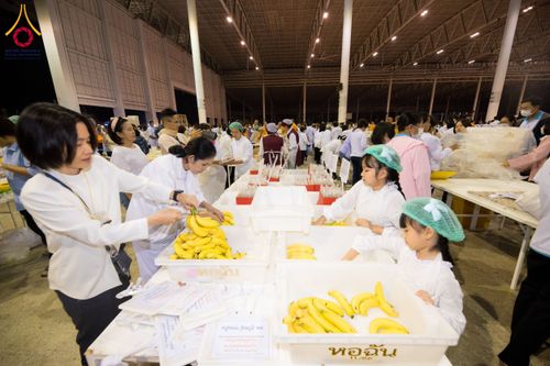 ภาพ No.204344:พิธีถวายภัตตาหารเป็นสังฆทาน แด่พระธรรมยาตรา ณ วัดพระธรรมกาย ตำบลคลองสาม อำเภอคลองหลวง จังหวัดปทุมธานี ในโครงการธรรมยาตรา กตัญญูบูชา มหาปูชนียาจารย์ พระมงคลเทพมุนี(สด จนฺทสโร) พระผู้ปราบมาร อนุสรณ์สถาน 7 แห่ง ปีที่ 13 วันที่ 31 มกราคม พ.ศ. 2568