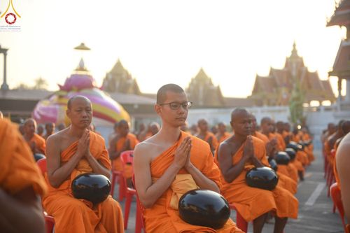 ภาพ No.197694:พิธีตักบาตรพระธรรมยาตรา ณ อนุสรณ์สถานลำดับที่ 4 สถานที่เกิดด้วยกายธรรม วัดโบสถ์(บน) ต.บางคูเวียง จ.นนทบุรี ในโครงการธรรมยาตรา กตัญญูบูชา มหาปูชนียาจารย์ พระมงคลเทพมุนี(สด จนฺทสโร) พระผู้ปราบมาร อนุสรณ์สถาน 7 แห่ง ปีที่ 13 วันที่ 19 มกราคม พ.ศ. 2568