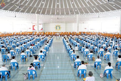 ภาพ No.229733:วันที่ 25 มิถุนายน พ.ศ. 2568 (แรม 15 ค่ำ เดือน 7) พิธีบุพเปตพลี ครั้งที่ 166 ร่วมอุทิศบุญแด่หมู่ญาติที่ล่วงลับไปแล้ว และสืบทอดอายุพระพุทธศาสนา ณ หอฉันคุณยายอาจารย์ฯ วัดพระธรรมกาย