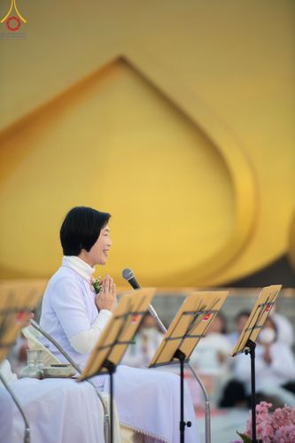 ภาพ No.201082:พิธีตักบาตรพระธรรมยาตรา ณ อนุสรณ์สถานลำดับที่ 5 สถานที่เผยแผ่วิชชาธรรมกายครั้งแรก อนุสรณ์สถานบางปลา วัดบางปลา อำเภอบางเลน จังหวัดนครปฐม ในโครงการธรรมยาตรา กตัญญูบูชา มหาปูชนียาจารย์ พระมงคลเทพมุนี(สด จนฺทสโร) พระผู้ปราบมาร อนุสรณ์สถาน 7 แห่ง ปีที่ 13