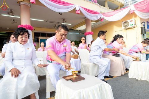 ภาพ No.150856:พิธีเจริญพระพุทธมนต์ และทำบุญตักบาตรแด่คณะสงฆ์ จำนวน 121 รูป เนื่องในโอกาสฉลองครบรอบ 120 ปี อำเภอคลองหลวง จังหวัดปทุมธานี เพื่อถวายเป็นพุทธบูชา ช่วยเหลือผู้ประสบความเดือดร้อนจากอุทกภัย และคณะสงฆ์ 323 วัด 4 จังหวัดชายแดนภาคใต้ วันเสาร์ที่ 31 สิงหาคม พ.ศ. 