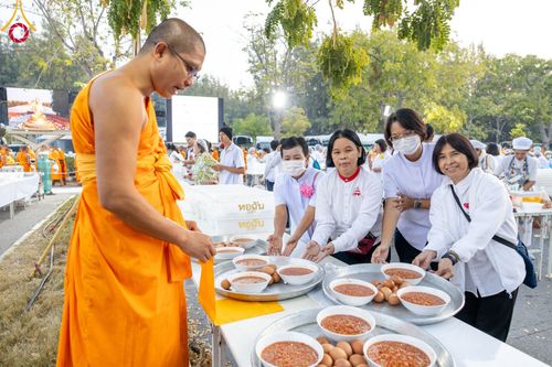 ภาพ No.106743:พิธีถวายภัตตาหารเป็นสังฆทาน แด่คณะพระธรรมยาตราฯ ในโครงการธรรมยาตรากตัญญูบูชา มหาปูชนียาจารย์ พระมงคลเทพมุนี(สด จนฺทสโร) พระผู้ปราบมาร อนุสรณ์สถาน 7 แห่ง ปีที่ 12 วันที่ 6 มกราคม พ.ศ. 2567 ณ อนุสรณ์สถานโลตัสแลนด์ จ.สุพรรณบุรี