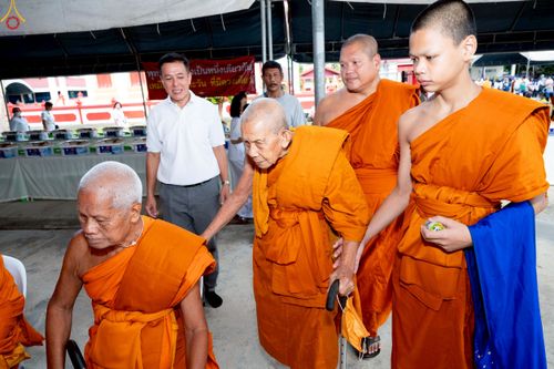 ภาพ No.234436:วันพฤหัสบดีที่ 24 กรกฎาคม พ.ศ. 2568 พิธีถวายสังฆทานแก่คณะสงฆ์ 323 วัด , พิธีมอบกองทุนหนุนแรงใจช่วยครูใต้ , พิธีทำบุญส่วนกุศลแด่ผู้วายชนม์ ในเหตุการณ์ความไม่สงบ 4 จังหวัด ชายแดนภาคใต้ (ปัตตานี , ยะลา , นราธิวาส , สงขลา) ปีที่ 21 ครั้งที่ 179 ณ วัดเวฬุวัน 