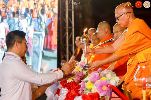 ภาพ No.224533:วันจันทร์ที่ 12 พฤษภาคม พ.ศ. 2568  ชาวพุทธในอินโดนีเซีย ร่วมฉลองวิสาขบูชาจุดประทีปกว่า 200,000 ดวง ณ พระมหาเจดีย์บรมพุทโธ  เจริญพุทธมนต์ถวาย “พระวชิรเกล้าเจ้าอยู่หัว”