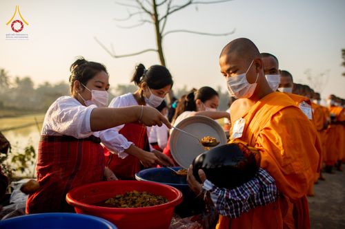 ภาพ No.76439:คณะสงฆ์และสามเณรบิณฑบาต ประเทศบังกลาเทศ วันที่ 11 กุมภาพันธ์ พ.ศ. 2566