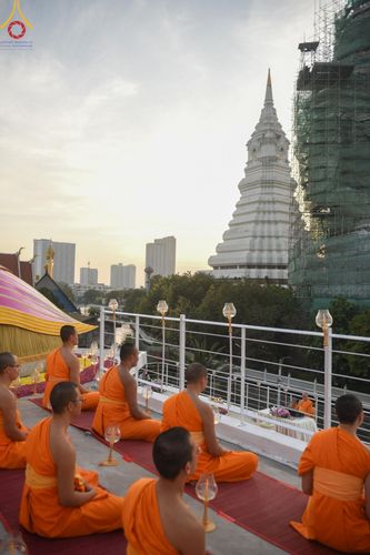 ภาพ No.201626:พิธีจุดประทีปถวายเป็นพุทธบูชา และบูชาธรรมมหาปูชนียาจารย์ ณ อาคารธรรมยาตรา กตัญญูบูชามหาปูชนียาจารย์ ตรงข้ามวัดปากน้ำภาษีเจริญ จ.กรุงเทพมหานคร ในโครงการธรรมยาตรา กตัญญูบูชา มหาปูชนียาจารย์ พระมงคลเทพมุนี(สด จนฺทสโร) พระผู้ปราบมาร อนุสรณ์สถาน 7 แห่ง