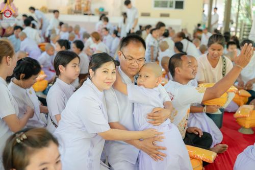 ภาพ No.135105: พิธีบรรพชาสามเณร  พิธีตักบาตรฉลองสามเณรใหม่ วันที่ 1 เมษายน พ.ศ.2567 ในโครงการบรรพชาสามเณรฟื้นฟูพระพุทธศาสนาทั่วไทย ณ ศูนย์ปฏิบัติธรรมแก้วเมืองเลย