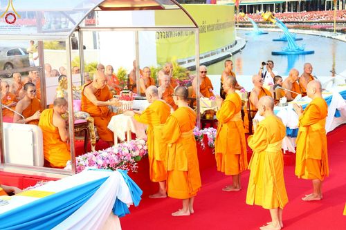 ภาพ No.221615:วันอังคารที่ 22 เมษายน พ.ศ. 2568 ภาพพิธีถวายมหาสังฆทานคณะสงฆ์ 40,000 กว่าวัดทั่วประเทศ เนื่องในวันคุ้มครองโลก ชุดที่ 2 (ปลื้มให้สมการรอคอย) ณ ลานธรรมพระมหาธรรมกายเจดีย์ วัดพระธรรมกาย