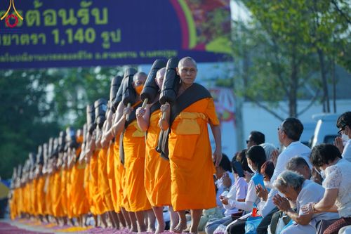 ภาพ No.107916:พิธีต้อนรับพระธรรมยาตรา ในโครงการธรรมยาตรากตัญญูบูชา มหาปูชนียาจารย์ พระมงคลเทพมุนี(สด จนฺทสโร) พระผู้ปราบมาร อนุสรณ์สถาน 7 แห่ง ปีที่ 12 วันที่ 7 มกราคม พ.ศ. 2567 ณ อนุสรณ์สถานคลองบางนางแท่น  อ.สามพราน จ.นครปฐม