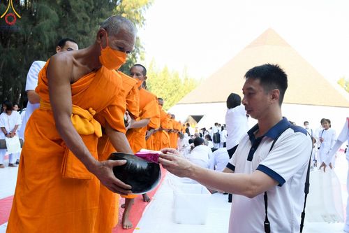 ภาพ No.107591:พิธีตักบาตรพระธรรมยาตราฯ ในโครงการธรรมยาตรากตัญญูบูชา มหาปูชนียาจารย์ พระมงคลเทพมุนี(สด จนฺทสโร) พระผู้ปราบมาร ปีที่ 12 ณ อนุสรณ์สถานมหาวิหารพระมงคลเทพมุนี อ.สองพี่น้อง จ.สุพรรณบุรี วันที่ 7 มกราคม พ.ศ. 2567