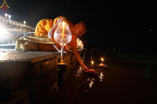 ภาพ No.176002:พิธีจุดประทีปโคมลาน, โคมลอยและลอยกระทง ถวายประทีปเป็นพุทธบูชา สร้างความสว่างไสวให้กับแผ่นดินด้วยแสงธรรม วันที่ 15 พฤศจิกายน พ.ศ. 2567 ณ พุทธอุทยานนานาชาติ อ.โพนพิสัย จ.หนองคาย