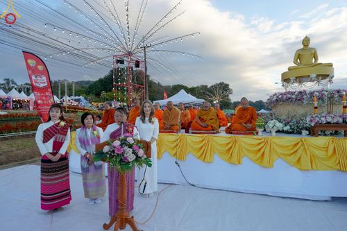 ภาพ No.187204:พิธีตักบาตรพระ ๕๐๐ รูป "สร้างบุญใหญ่ ส่งท้ายปีเก่า ต้อนรับปีใหม่ ๒๕๖๘" วันเสาร์ที่ ๒๘ ธันวาคม พ.ศ. ๒๕๖๗ ณ ถนนหน้าที่ว่าการอำเภอภูเรือ จังหวัดเลย