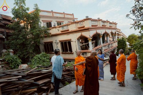 ภาพ No.220359:วันที่ 17 เมษายน พ.ศ. 2568 ผู้แทนวัดพระธรรมกาย ลงพื้นที่เยียวยา ซับน้ำตาเหยื่อแผ่นดินไหวมัณฑะเลย์