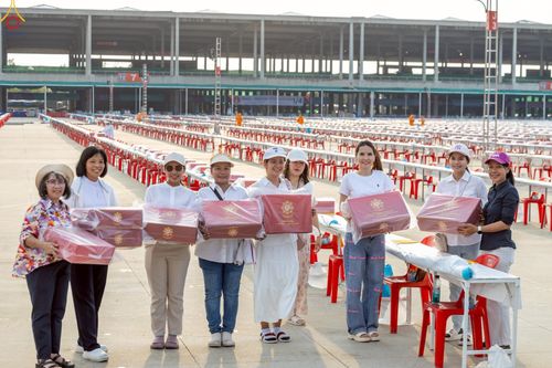 ภาพ No.225111:วันที่ 20 - 27 เมษายน พ.ศ. 2568 "ภาพแห่งความปลื้มที่ไม่มีวันจบ" คณะสงฆ์สามเณร เจ้าหน้าที่ และสาธุชน ร่วมแรงร่วมใจกันเตรียมงานและเก็บงาน เพื่อวันคุ้มครองโลก พิธีถวายมหาสังฆทานคณะสงฆ์ 40,000 กว่าวัดทั่วประเทศ