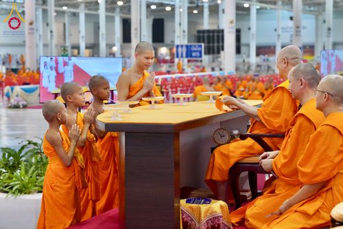 ภาพ No.237495:วันอาทิตย์ที่ 10 สิงหาคม พ.ศ.2568 พิธีมอบใบประกาศเกียรติคุณ โครงการสอบบาลี "ฉลองแชมป์" บูชาธรรม 80 ปี หลวงพ่อธัมมชโย ประจำปี 2568 และ พิธีมอบดวงแก้วสามเณรทรงบาลีไวยากรณ์ ณ สภาธรรมกายสากล วัดพระธรรมกาย ปทุมธานี