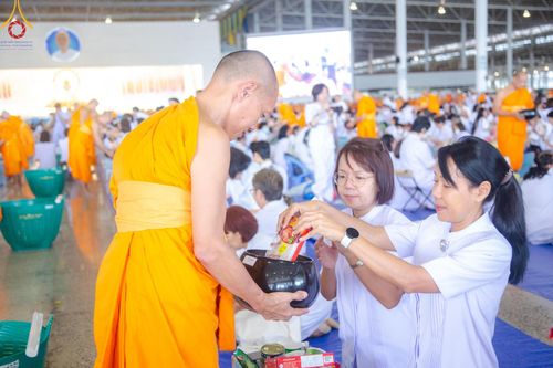ภาพ No.149959:พิธีตักบาตร , พิธีปฎิบัติธรรม , พิธีถวายภัตตาหารเมนูสวรรค์ ในพรรษาแห่งการเข้าถึงธรรม วันธรรมชัย วันอังคารที่ 27 สิงหาคม พ.ศ.2567 ณ สภาธรรมกายสากล วัดพระธรรมกาย