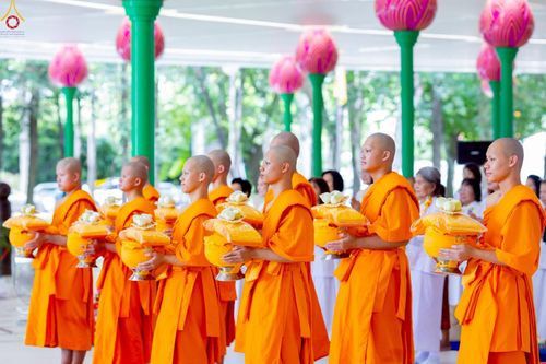ภาพ No.227755:วันเสาร์ที่ 31 พฤษภาคม พ.ศ.2568 พิธีถวายผ้าไตรแด่สามเณรผู้เข้ารับการอุปสมบท , พิธีอุปสมบทสามเณรเตรียม DCI วัดพระธรรมกาย จ.ปทุมธานี
