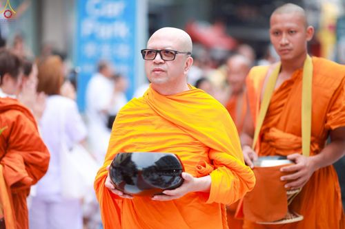 ภาพ No.237114:วันอาทิตย์ที่ 10 สิงหาคม พ.ศ. 2568 มหาสังฆทานครั้งยิ่งใหญ่ ตักบาตรพระ 10,000 รูป ถ.นิพัทธ์อุทิศ 3 ใจกลางนครหาดใหญ่ จ.สงขลา (ชุดที่ 2)