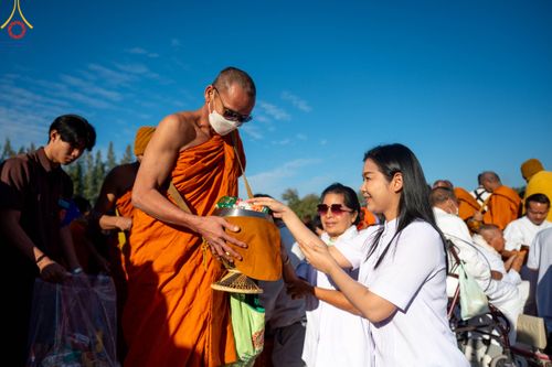 ภาพ No.103896:พิธีตักบาตรพระ 1,000 รูป ครั้งที่ 7 ถวายเป็นพุทธบูชา เพื่อช่วยเหลือคณะสงฆ์ 323 วัด 4 จังหวัดชายแดนภาคใต้ และถวายแด่คณะสงฆ์จังหวัดพิษณุโลก ณ ลานธรรมธุดงคสถานพิษณุโลก อ.วังทอง จ.พิษณุโลก วันที่ 24 ธันวาคม พ.ศ. 2566