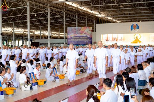 ภาพ No.215006:วันเสาร์ที่ 5 เมษายน พ.ศ. 2568 พิธีเวียนประทักษิณรอบพระมหาธรรมกายเจดีย์  พิธีวันทาเจดีย์ พิธีขอขมาและมอบผ้าไตร ในโครงการบรรพชาสามเณรฟื้นฟูพระพุทธศาสนาทั่วไทย , โครงการหน่อแก้วเปรียญธรรม รุ่นที่ 13 ,  โครงการสามเณรยุวธรรมทายาท รุ่นที่ 33 , โครงการสามเณรมั