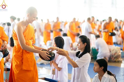 ภาพ No.167547:พิธีตักบาตรและพิธีบูชาข้าวพระ ในวันอาทิตย์ที่ 3 พฤศจิกายน พ.ศ. 2567 ณ วัดพระธรรมกาย