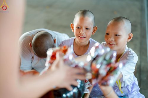 ภาพ No.214647:วันศุกร์ที่ 4 เมษายน พ.ศ.2568 นาคธรรมทายาทตักบาตรพระพี่เลี้ยง ในโครงการบรรพชาสามเณร ฟื้นฟูพระพุทธศาสนาทั่วไทย ณ วิหารคด 22 วัดพระธรรมกาย