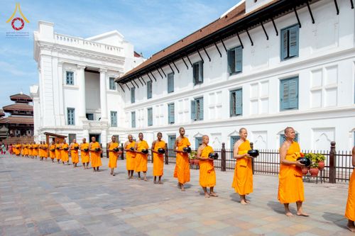 ภาพ No.213219:วันที่ 17 - 18 มีนาคม พ.ศ. 2568 คณะสงฆ์และสามเณรเดินบิณฑบาต รอบเมืองในพื้นที่ วัดสยมภูวนาถและราชวังปาตัน ณ เมืองกาฐมาณฑุ ประเทศเนปาล