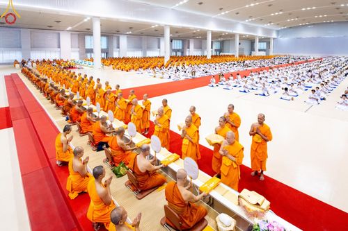 ภาพ No.146145:วันมหารำลึก ครั้งที่ 34 พิธีร่วมรำลึกถึงนักสร้างบารมีที่ล่วงลับไปแล้ว , พิธีสวดพระพุทธมนต์ ณ ห้องแก้วสารพัดนึก 1 วัดพระธรรมกาย วันเสาร์ที่ 27 กรกฎาคม พ.ศ. 2567