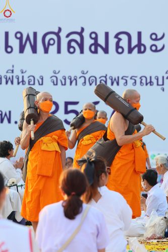 ภาพ No.110445:พิธีต้อนรับพระธรรมยาตรา ในโครงการธรรมยาตรากตัญญูบูชา มหาปูชนียาจารย์ พระมงคลเทพมุนี(สด จนฺทสโร) พระผู้ปราบมาร อนุสรณ์สถาน 7 แห่ง ปีที่ 12 วันที่ 11 มกราคม พ.ศ. 2567 ณ อนุสรณ์สถานลำดับที่ 3 สถานที่เกิดใหม่ในเพศสมณะ วัดสองพี่น้อง จ.สุพรรณบุรี