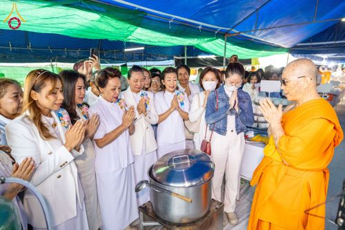 ภาพ No.200255:พิธีถวายภัตตาหารเป็นสังฆทาน แด่พระธรรมยาตรา ณ อนุสรณ์สถานบางปลา วัดบางปลา อำเภอบางเลน จังหวัดนครปฐม ในโครงการธรรมยาตรา กตัญญูบูชา มหาปูชนียาจารย์ พระมงคลเทพมุนี(สด จนฺทสโร) พระผู้ปราบมาร อนุสรณ์สถาน 7 แห่ง ปีที่ 13 วันที่ 23 มกราคม พ.ศ. 2568