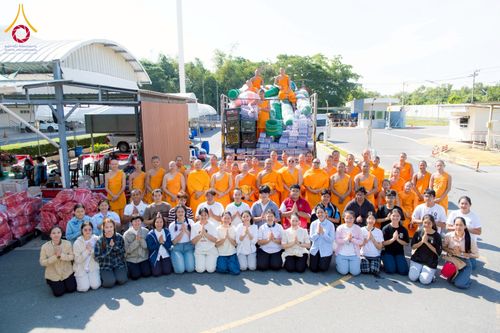 ภาพ No.273731:วันที่ 27 พฤศจิกายน พ.ศ. 2568 คณะศิษยานุศิษย์วัดพระธรรมกาย มูลนิธิธรรมกาย มอบอาหารและสิ่งของความช่วยเหลือให้พี่น้องชาวใต้ ผู้ประสบอุทกภัยน้ำท่วม