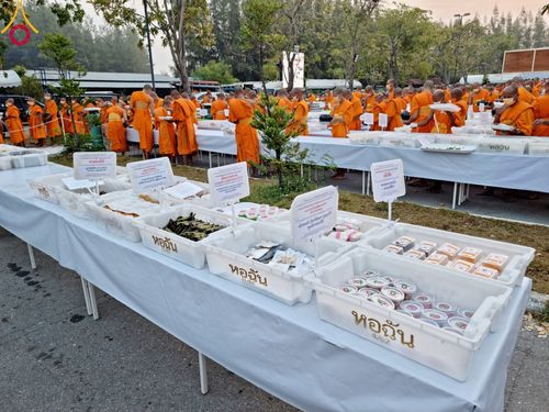 ภาพ No.111060:พิธีถวายภัตตาหารเป็นสังฆทาน แด่คณะพระธรรมยาตราฯ ในโครงการธรรมยาตรา กตัญญูบูชา มหาปูชนียาจารย์ พระมงคลเทพมุนี(สด จนฺทสโร) พระผู้ปราบมาร อนุสรณ์สถาน 7 แห่ง ปีที่ 12 วันที่ 13 มกราคม พ.ศ. 2567 ณ อนุสรณ์สถานมหาวิหารพระมงคลเทพมุนี  (โลตัสแลนด์) อ.สองพี่น้อง จ