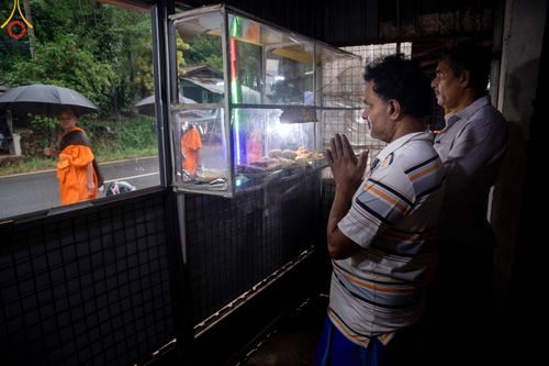 ภาพ No.140194:PhotoStory มหาศรัทธา ธรรมยาตราศรีลังกา EP.3  โครงการสยาม-ลังกา ธรรมยาตรา ฉลองเทศกาลวิสาขบูชาแห่งชาติ ศรีลังกา  บูชาธรรม 80 ปีหลวงพ่อธัมมชโย เส้นทางจาก เมืองดัมบูลลา ไปยัง เมืองมาตะเล  ตั้งแต่วันที่ 17-20 พฤษภาคม พ.ศ. 2567