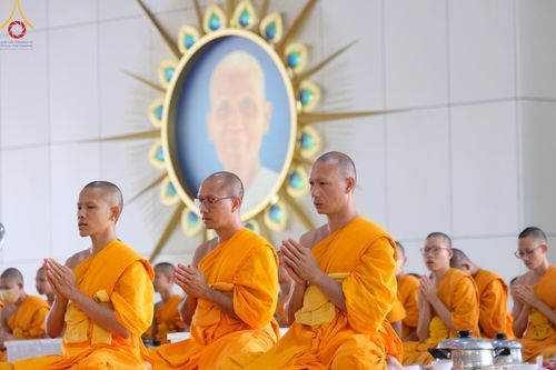 ภาพ No.205737:พิธีสวดพระพุทธมนต์ และถวายภัตตาหารเมนูสวรรค์แด่พระภิกษุ สามเณร วันจันทร์ที่ 3 กุมภาพันธ์ พ.ศ. 2568 ณ หอฉันคุณยายอาจารย์ฯ วัดพระธรรมกาย