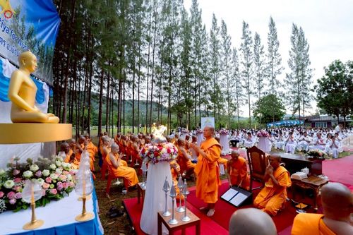 ภาพ No.238401:วันเสาร์ที่ 9 สิงหาคม พ.ศ. 2568 พิธีกลั่นแผ่นดิน โปรยทราย และจุดประทีปถวายเป็นพุทธบูชา จ.ระยอง สถาปนาองค์พระเจดีย์เพื่อสร้างสันติภาพโลก ณ ศูนย์ปฏิบัติธรรมระยอง(บ้านช่องลม) ต.บางบุตร อ.บ้านค่าย จ.ระยอง