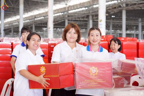 ภาพ No.214388:วันที่ 29 มีนาคม พ.ศ.2568 กิจกรรมใส่ถุงซิปกล่องไทยธรรม เพื่อรักษาความประณีตของกล่องไทยธรรม ในทุกสภาพอากาศ ณ บ้านแก้วเรือนทองคุณยาย วัดพระธรรมกาย