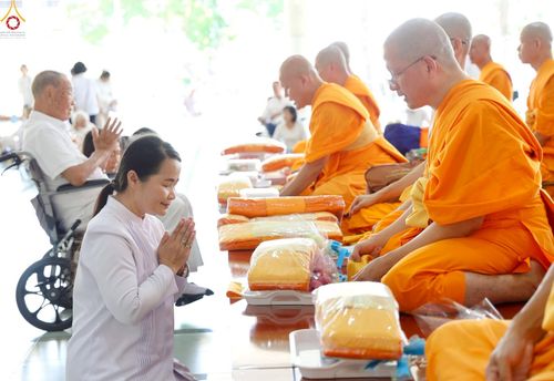 ภาพ No.238010:วันเสาร์ที่ 9 สิงหาคม พ.ศ. 2568 (วันพระ ขึ้น 15 ค่ำ เดือน 9) พิธีบุพเปตพลี ครั้งที่ 168 ร่วมอุทิศบุญแด่หมู่ญาติที่ล่วงลับไปแล้ว และสืบทอดอายุพระพุทธศาสนา ณ หอฉันคุณยายอาจารย์ฯ วัดพระธรรมกาย