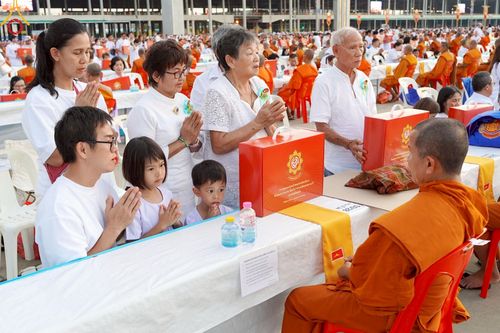 ภาพ No.219634:วันอังคารที่ 22 เมษายน พ.ศ. 2568 พิธีถวายมหาสังฆทานคณะสงฆ์ 40,000 กว่าวัดทั่วประเทศ เนื่องในวันคุ้มครองโลก ณ วัดพระธรรมกาย จ.ปทุมธานี