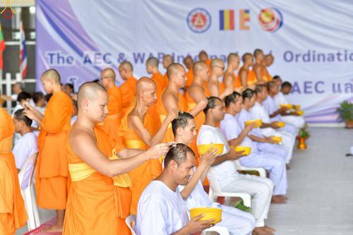 ภาพ No.230833:วันที่ 28 มิถุนายน พ.ศ. 2568 พิธีตัดปอยผมและปลงผม โครงการบวชพระนานาชาติ AEC & WAB รุ่นที่ 9 ณ วิหารคด 2 วัดพระธรรมกาย