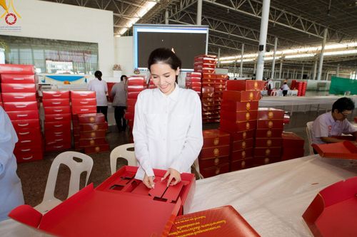 ภาพ No.212312:วันพุธที่ 19 มีนาคม พ.ศ. 2568 การบรรจุไทยธรรมลงกล่องสำเร็จ 43,500 กล่อง เพื่อถวายแด่พระสังฆาธิการ 40,000 กว่าวัดทั่วไทย ในวันคุ้มครองโลก 22 เมษายน พ.ศ. 2568 ณ บ้านแก้วเรือนทองคุณยายฯ วัดพระธรรมกาย