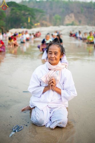 ภาพ No.63330:Photo Story  มหัศจรรย์วัดดงดินแดง Episode 1  พิธีปลงผมนาคธรรมทายาท  ในโครงการบรรพชาอุปสมบทหมู่ ฟื้นฟูพระพุทธศาสนาทั่วไทย วัดดงดินแดง ณ ลำน้ำแม่ตื่น อ.อมก๋อย จ.เชียงใหม่ วันที่ 2 เมษายน พ.ศ. 2567