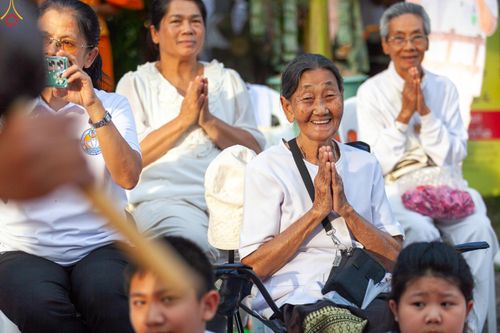 ภาพ No.287850:วันที่ 3 มกราคม พ.ศ. 2569 พิธีต้อนรับพระธรรมยาตรา ครั้งที่ 2 (ภาพชุดที่ 2) ในโครงการธรรมยาตรา กตัญญูบูชา มหาปูชนียาจารย์ พระมงคลเทพมุนี(สด จนฺทสโร) พระผู้ปราบมาร อนุสรณ์สถาน 7 แห่ง ปีที่ 14 ณ อนุสรณ์สถานมหาวิหารพระมงคลเทพมุนี (โลตัสแลนด์) อ.สองพี่น้อง จ.