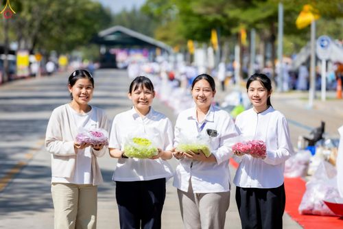 ภาพ No.304004:วันที่ 25 มกราคม พ.ศ. 2569 พิธีต้อนรับพระธรรมยาตรา  รร.สามัคคีราษฏร์บำรุง-วัดพระธรรมกาย ในโครงการธรรมยาตรา กตัญญูบูชา มหาปูชนียาจารย์ พระมงคลเทพมุนี(สด จนฺทสโร) พระผู้ปราบมาร อนุสรณ์สถาน 7 แห่ง ปีที่ 14