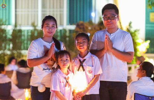 ภาพ No.294164:วันที่ 13 มกราคม พ.ศ. 2569 พิธีจุดประทีปถวายเป็นพุทธบูชา และบูชาธรรมมหาปูชนียาจารย์  (ภาพชุดที่ 2) ณ วัดสองพี่น้อง ต.ต้นตาล อ.สองพี่น้อง จ.สุพรรณบุรี ในโครงการธรรมยาตรา กตัญญูบูชา มหาปูชนียาจารย์ พระมงคลเทพมุนี(สด จนฺทสโร) พระผู้ปราบมาร อนุสรณ์สถาน 7 แห่