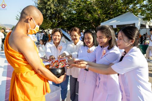 ภาพ No.282742:วันเสาร์ที่ 20 ธันวาคม พ.ศ.2568 พิธีตักบาตรพระ 10,000 รูป (ชุด 2) เนื่องในโอกาส 194 ปี จังหวัดกาญจนบุรี และอุทิศส่วนกุศลให้แด่บรรพชนทั้งหลาย บริเวณถนนสองแคว (Skywalk) เมืองกาญจนบุรี